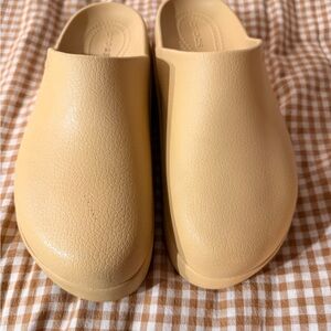Croc Dylan Beige Slip-On Clogs VGUC
